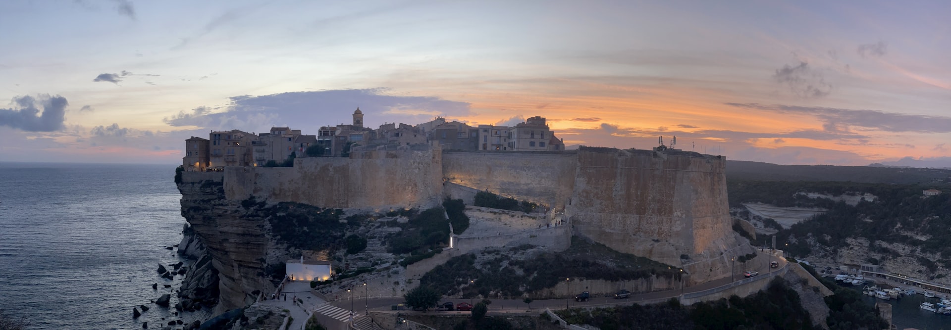 Citadelle de Bonifacio vue du ciel un soir d'été 